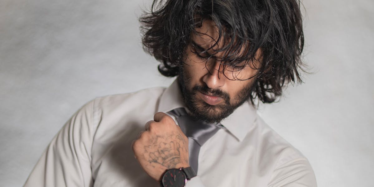 pelos encravados barba homem
